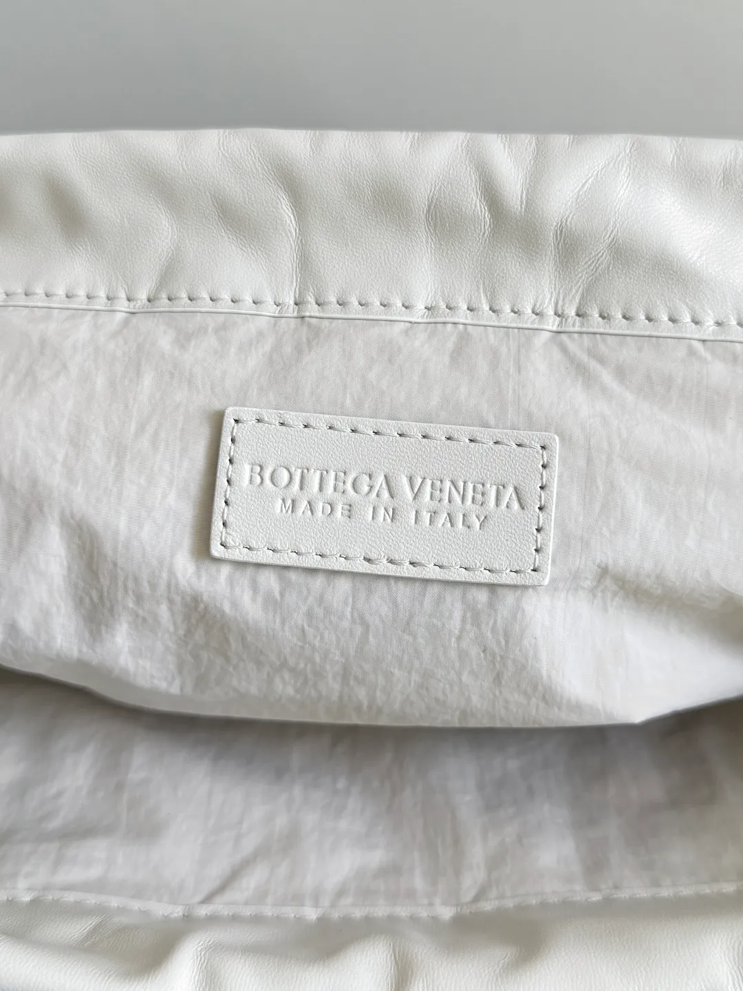 Batch 1560 Armpit bags have become a fashionable item that every girl has in their hands in recent years🛍️. The elegant and simple style has won the love of many people of different ages. However, there is an unavoidable trouble with armpit bags, that is, the capacity is too small, and BOTTEGA VENETA’s new Dustbag Considering people's travel needs, the capacity of garbage bags has been greatly upgraded. Folding umbrellas, water cups, and girls' makeup powder and lipstick can all be accommodated. It is very light and resistant to dirt. Even if you have a lot of things when traveling, it can reduce the burden to a certain extent. The shoulder straps are buckled and can be changed at will. It can be used for hand holding or as the liner of a large bag. After the drawstring is drawn, it looks like a cloud bag. It is very suitable for concave styling when traveling in summer🙋🏻‍♀️ Style number: 796728 Size: 32*23*1cm